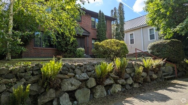 Building Photo - 2114 7th Ave W Unit 3 Rental