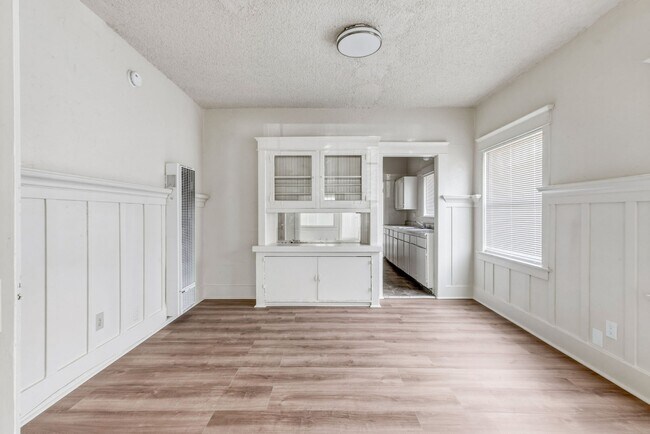 Spacious 1BR + 2.5BA Near USC and DTLA | First Floor Unit