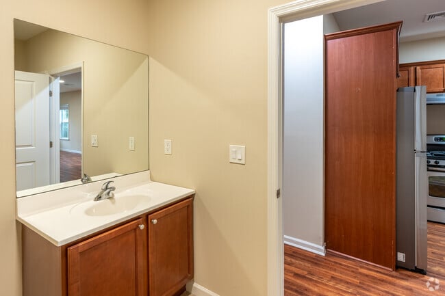 1BR, 1BA - 842SF - Bathroom