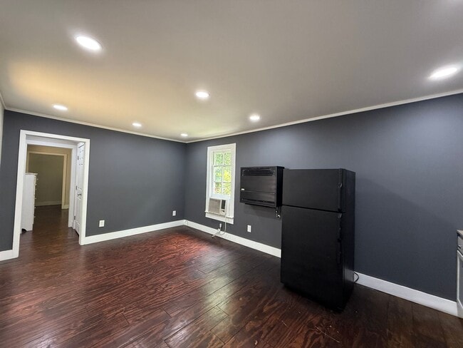 Building Photo - Downtown Living- Prime 1-Bed Unit for Just $900/Mo!