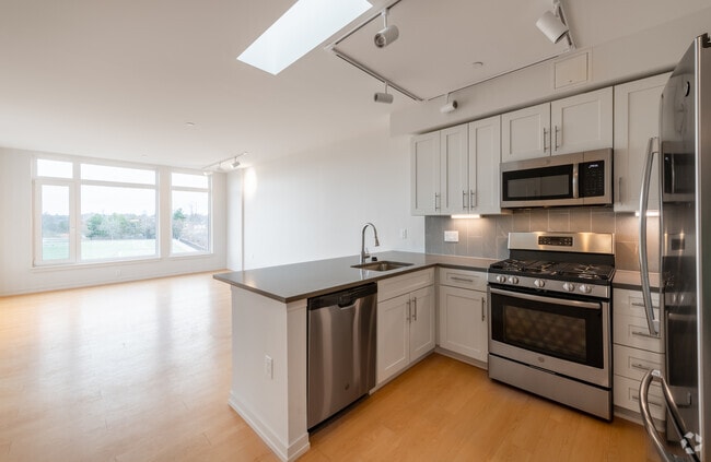 1BR, 1BA - 734 SQ FT