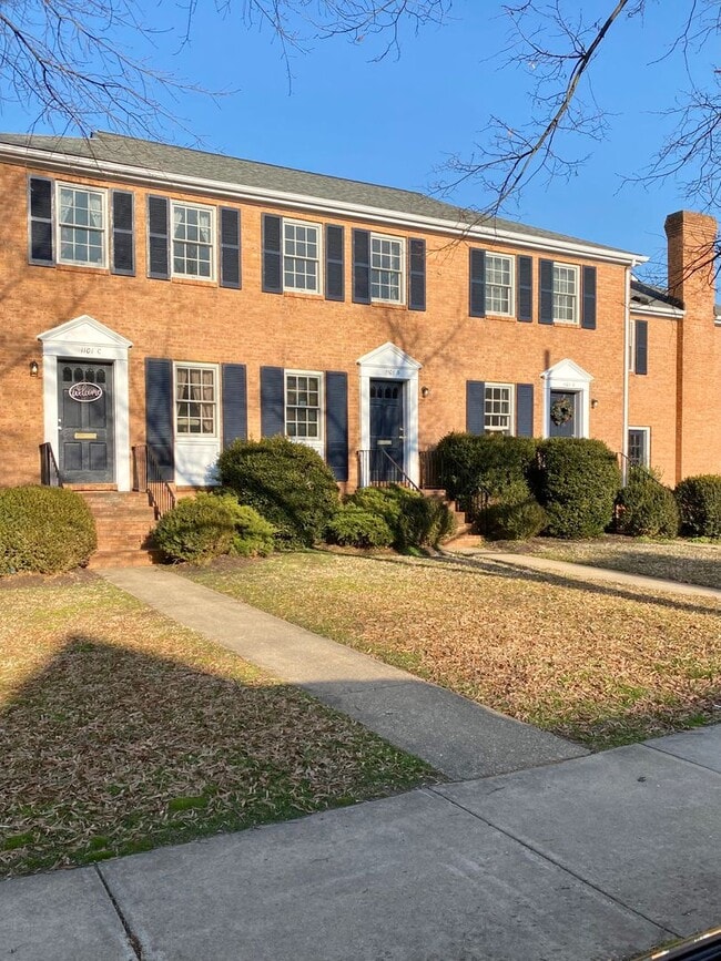 Building Photo - Two Bedroom Townhouse in the Heart of Down...