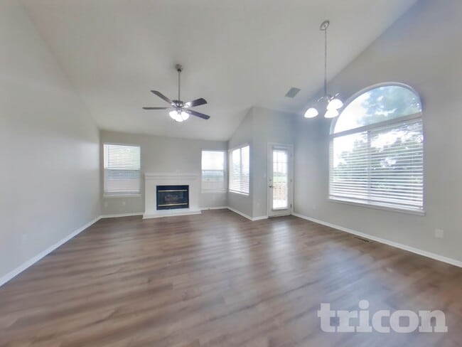 Photo - 995 Cobblestone Dr