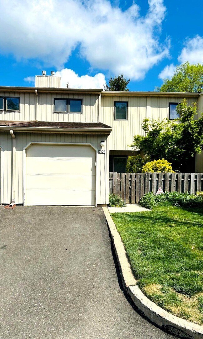 Photo - 2104 Seneca Run