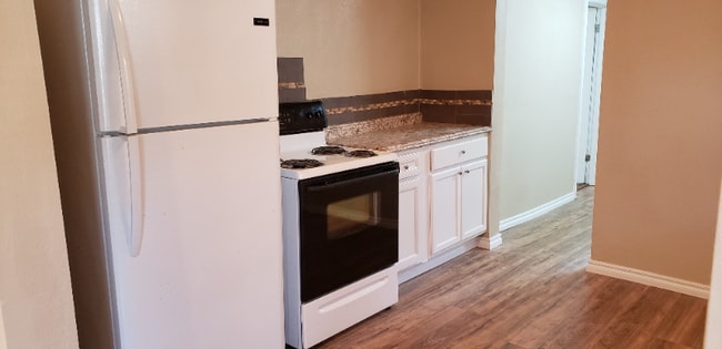 Photo - 1304 W Walnut Ave