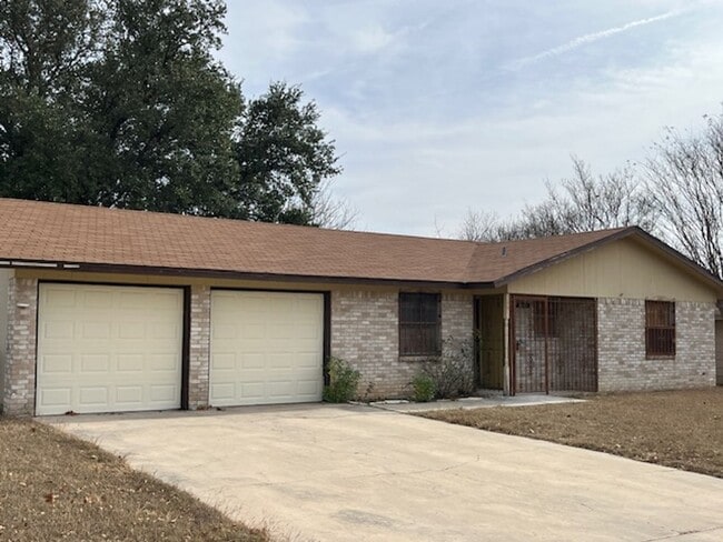 Building Photo - Relocate with Ease! Stylish Mid-Term Rental, All Utilities and Lawn Care Included!