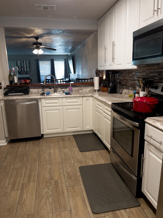 Kitchen - 2148 Hazlitt Dr