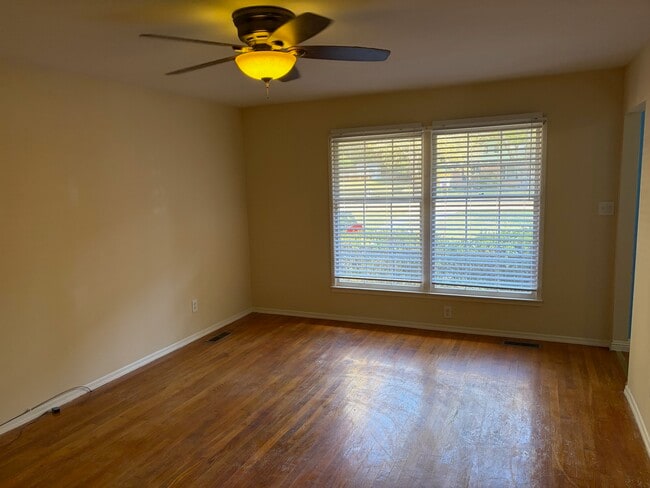 Sala de estar - 5316 Newhall Rd