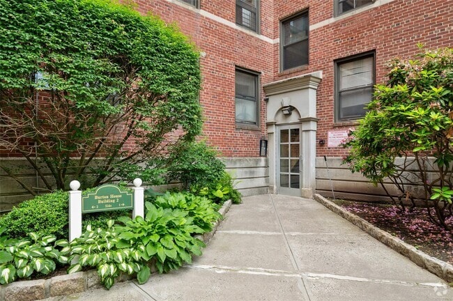 Building Photo - 212 Larchmont Acres Unit 2C Rental