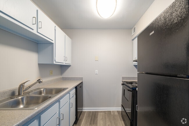 2BR, 2BA - 895SF Kitchen - Deer Park Apartments