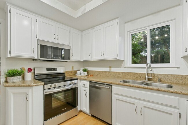 Photo - 325 E 8th St