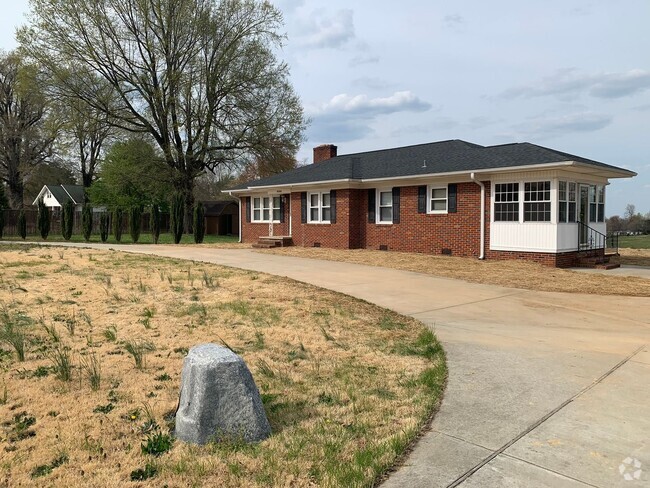 Building Photo - Country Living with City Convenience! Rental
