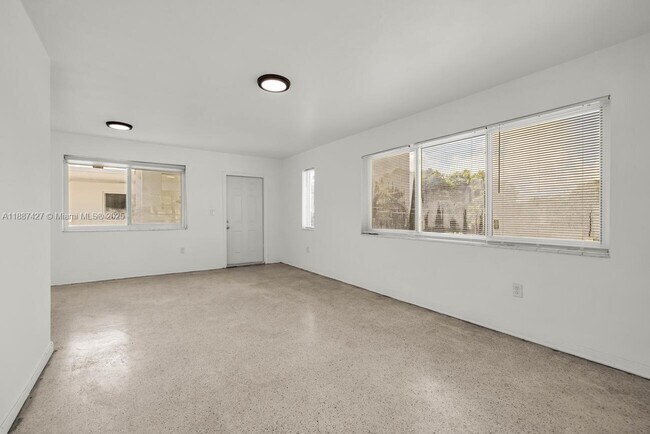 Photo - 501 NE 82nd Terrace Unidad 8