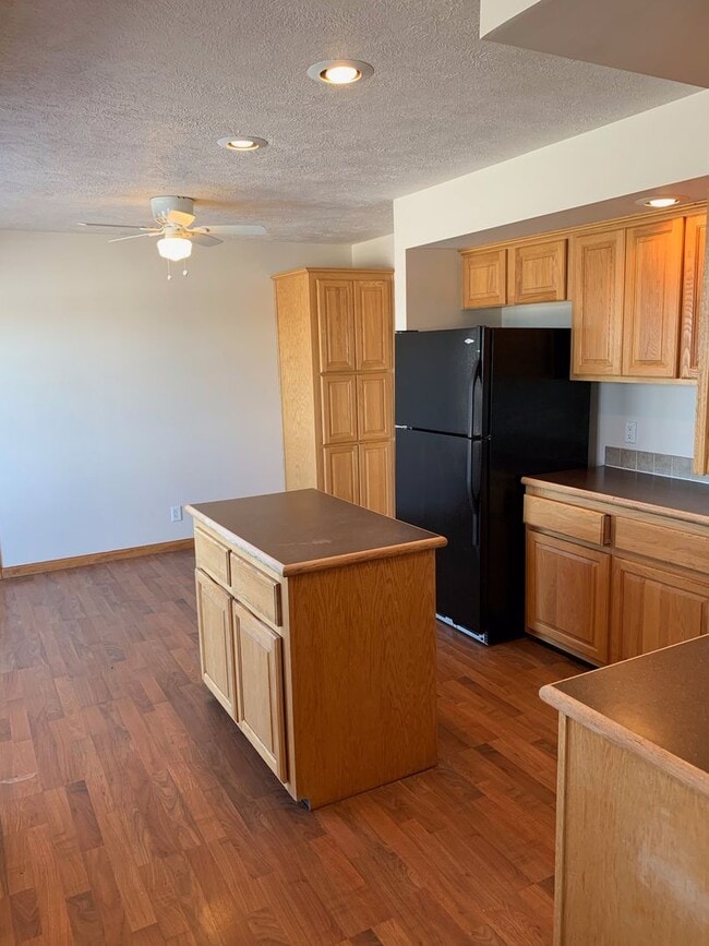 Building Photo - Country living close to the foothills