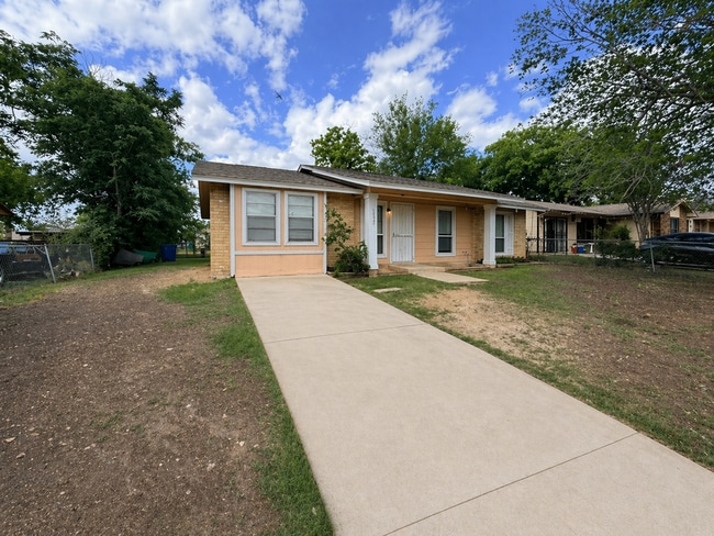 Building Photo - Nice 4 BR, 1.5 Bath w/ Large Back Yard