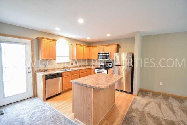 Photo - 2 Bedroom, 2.5 bath townhome in Urbandale ...