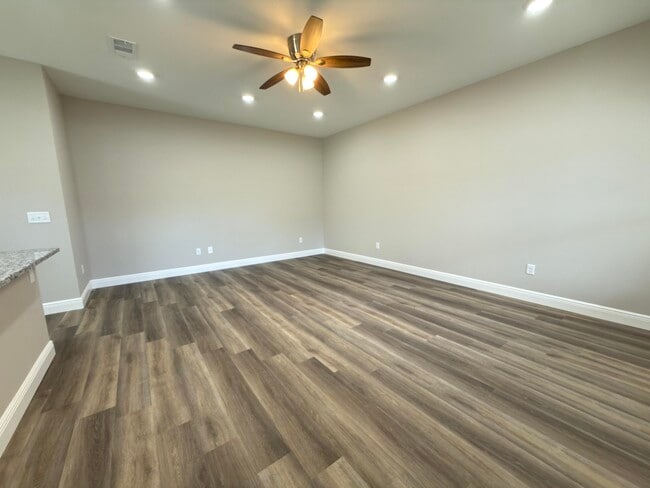 Photo - 6637 Water St