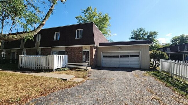 Building Photo - Large Townhome Apartment with 1 1/2 Baths and 2 Car Garage