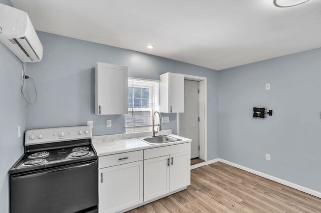 Photo - 2BR/1BA Triplex apartment home move-in ready!! $850/mo** Unidad A