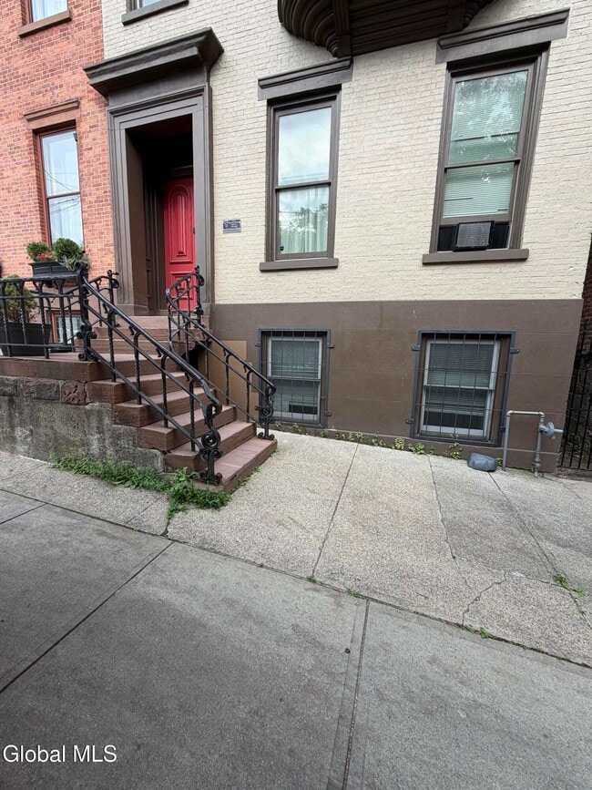 Building Photo - 15 Ten Broeck St Unit Garden