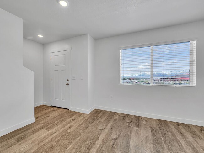 Building Photo - Herriman 3 Bedroom Townhouse Ready to be Called Home! Unit 14844