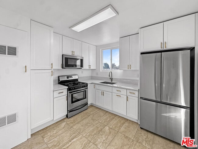 Photo - 211 E 81st St