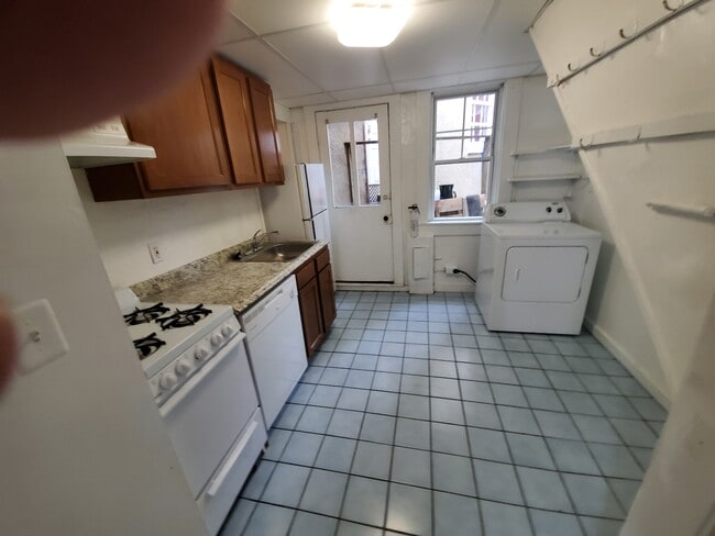 Building Photo - 145 King George St