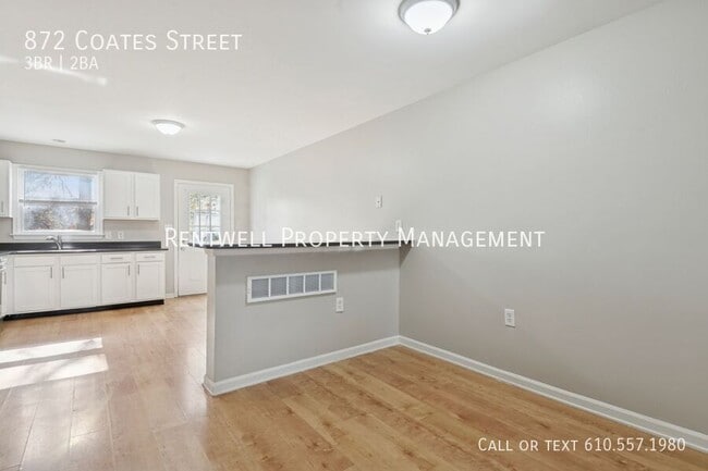 Photo - 872 Coates St