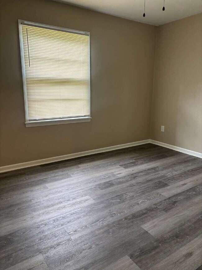"Charming 3-Bedroom Gem on Winfield Road - Cozy Comfort Awaits in 966 Sq Ft!"