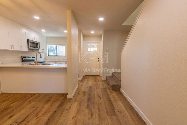 Photo - 955 Academy St