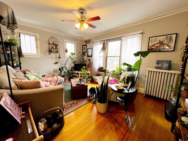 Building Photo - 1056 W Cornelia Ave Unit #2