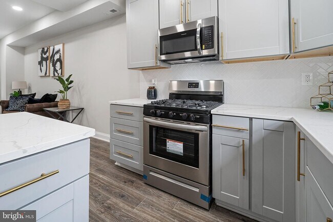 Photo - 202 Adams St NE