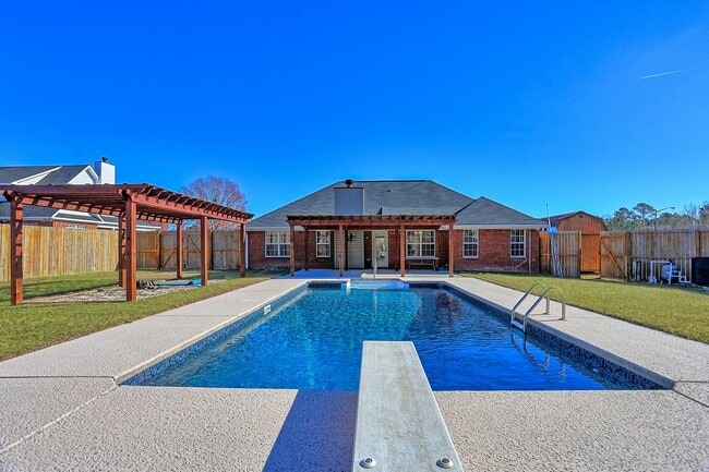 Building Photo - 204 Birch Dr