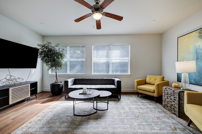 Building Photo - 2137 Pelham Dr