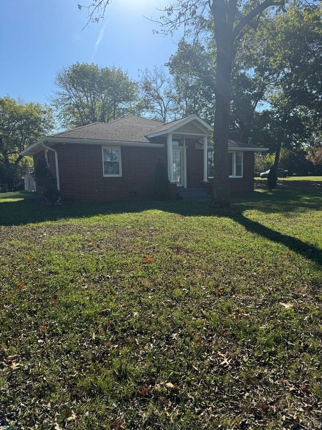 Photo - 3 Bed / 2 bath on 1.2 ACRES - 3 car garage...
