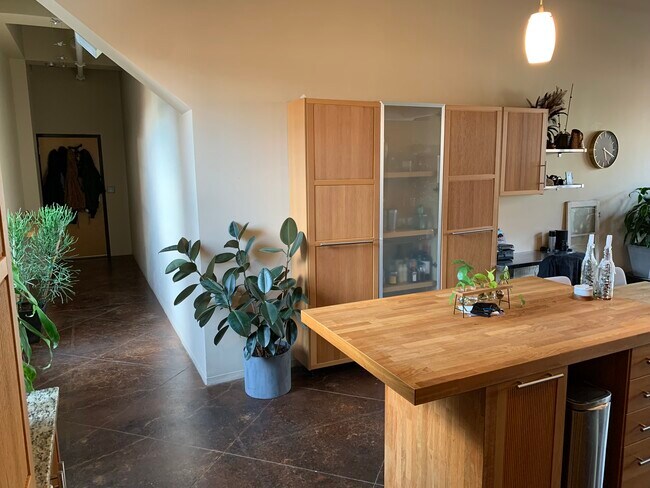Unit Entry - 27 Wareham St Unit 201