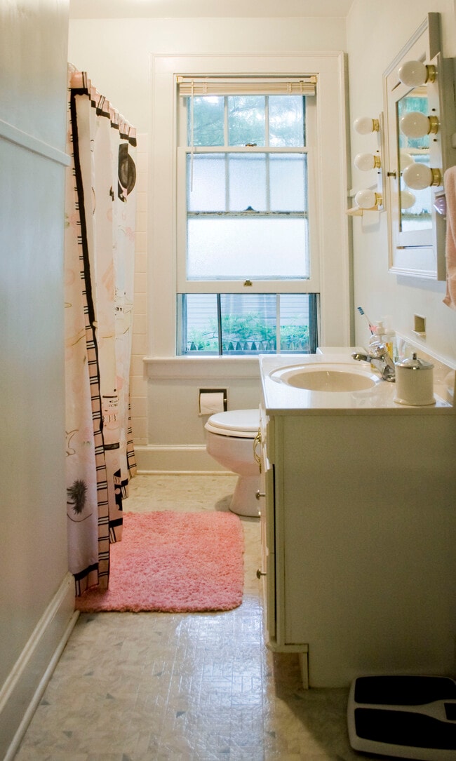 Building Photo - 57 Elmwood Pl Unit Main House