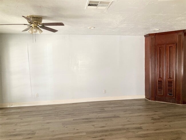 Photo - 331 Terminal St