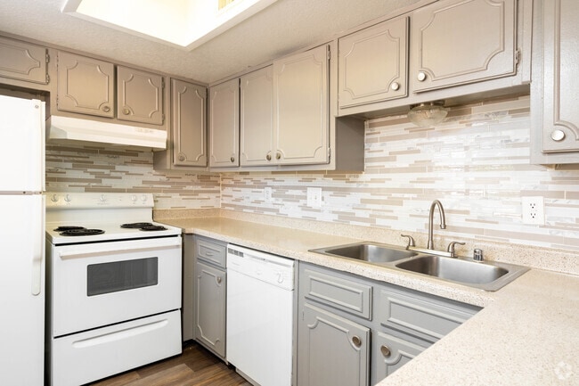 Studio, 1BA - 530SF