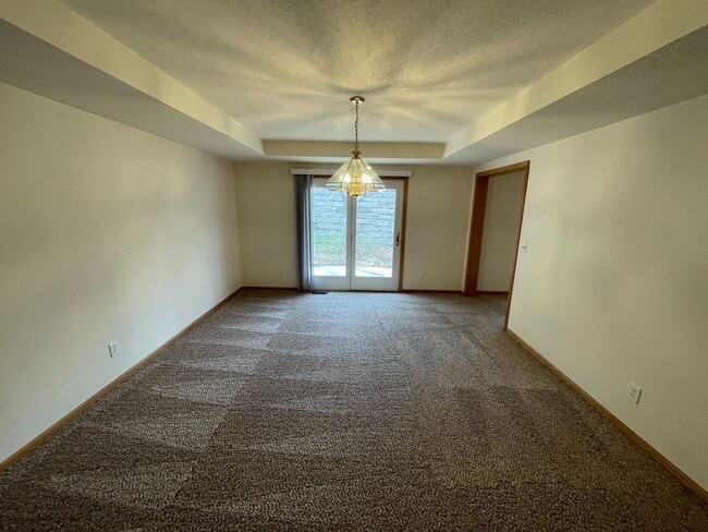 Building Photo - Large and Spacious Duplex Rental