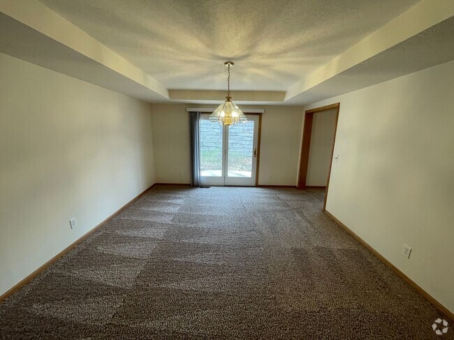 Building Photo - Large and Spacious Duplex Rental