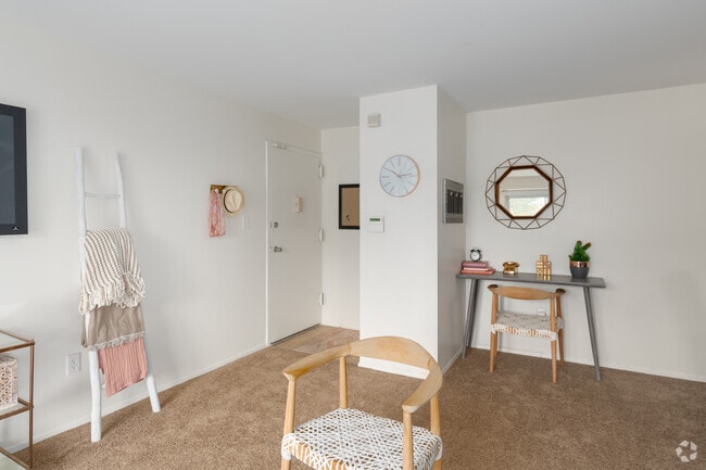 2BR, 2BA - 899SF
