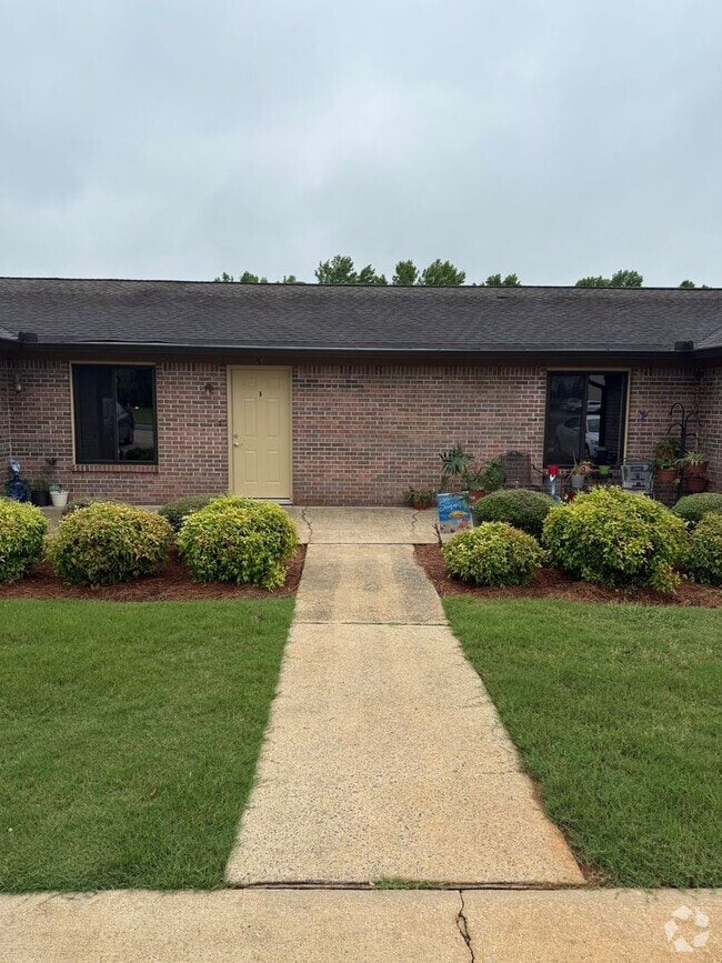 Building Photo - 67 Evergreen Ln Unit APT B
