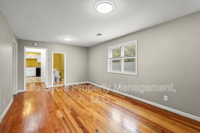 Photo - 901 Baraga St NE