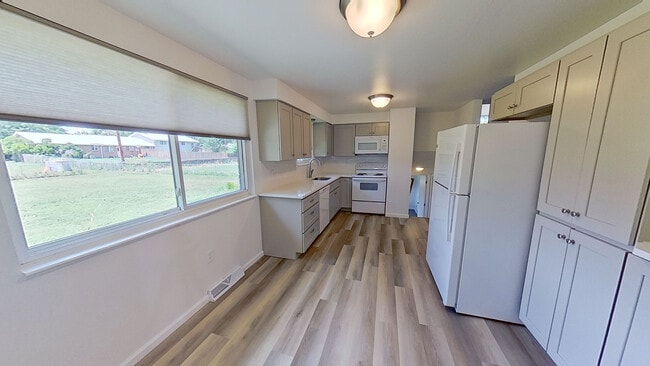 Photo - 4675 Holland St