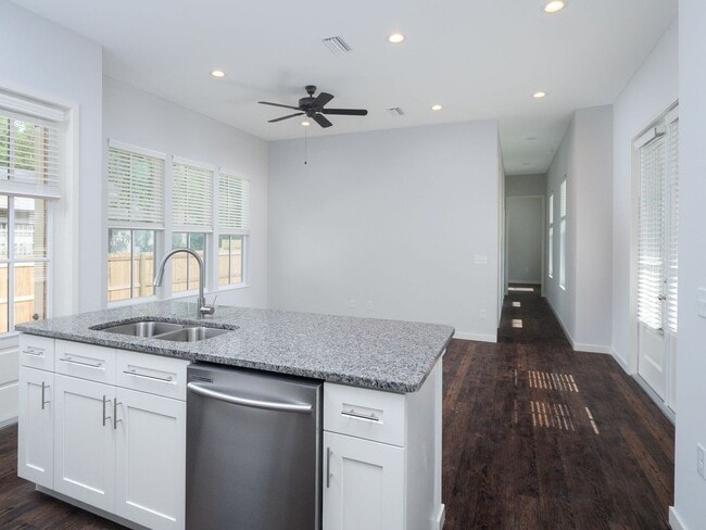 Photo - Thelma Lane - Luxury 3 Bedroom, 3 Bathroom...