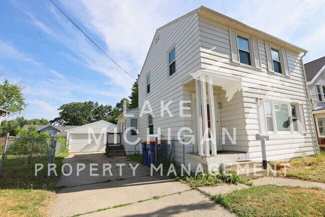 Photo - 841 Capen St NE