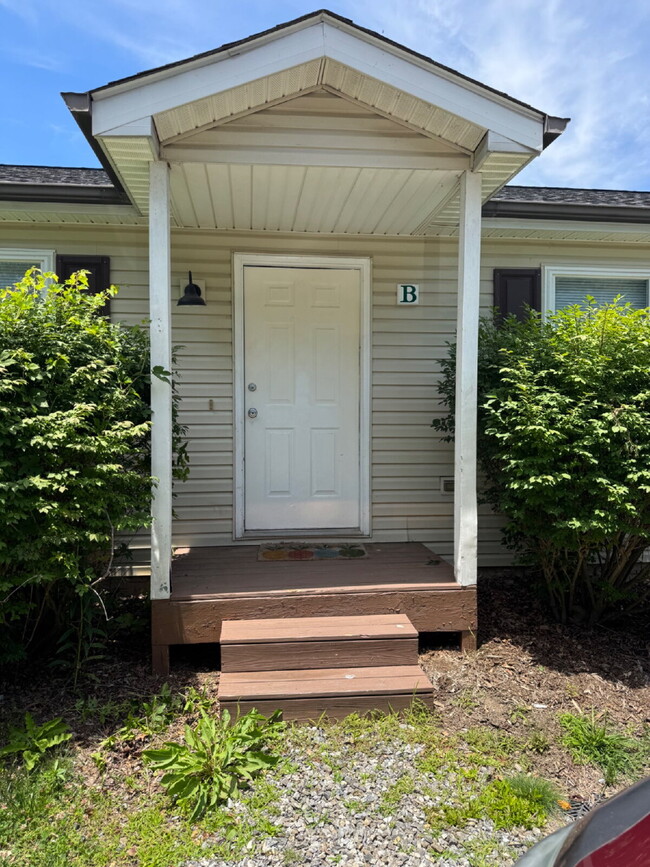 Building Photo - 1754 Meadowbrook Terrace Unit B