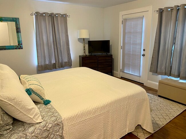 Photo - 401-403 E Duffy St