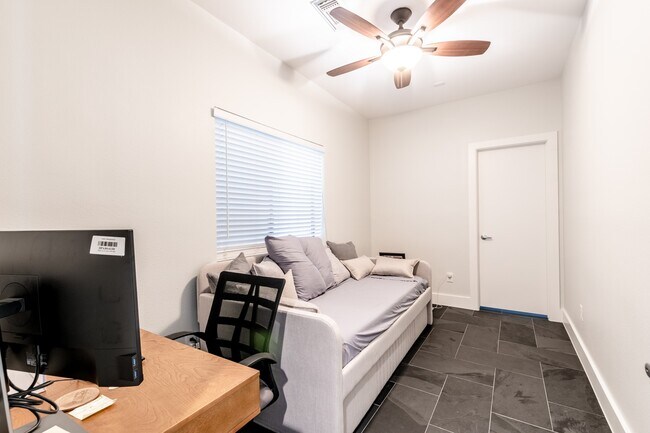 Photo - 4104 Spencer St Unit B